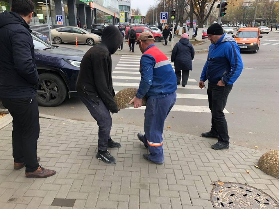 „Gata cu parcarea pe trotuar”. Pretura Râșcani a instalat plăci din beton pe o porțiune a bd. Moscova (FOTO)