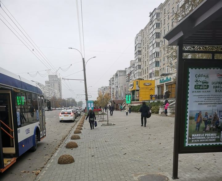 Власти Кишинева ограничили парковку на тротуаре на Московском проспекте (ФОТО)