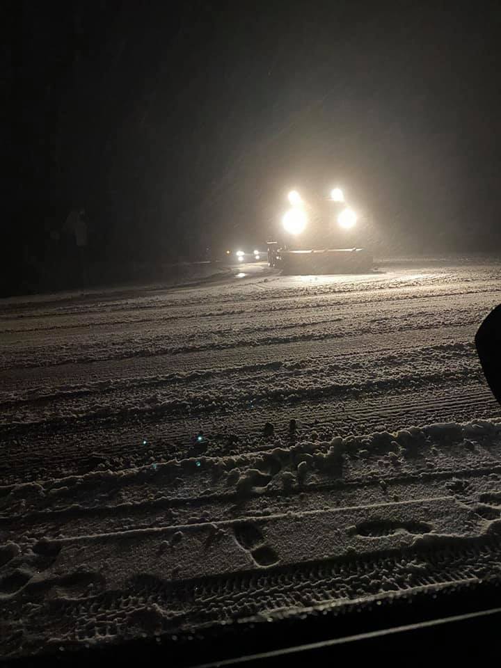 В Штефан-Водэ идет снег. На трассы выехали снегоуборочные машины (ФОТО)
