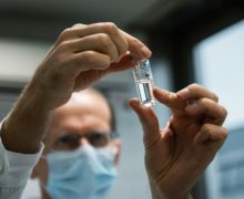 AstraZeneca и создатели «Спутника V» протестируют совместное использование своих вакцин от коронавируса