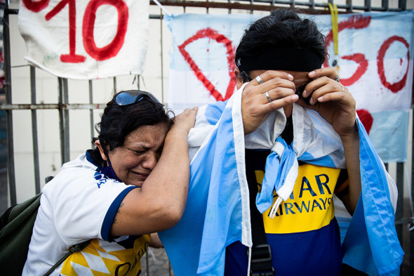 Un ultim omagiu. Celebritățile și fanii deplâng moartea lui Maradona (FOTO)