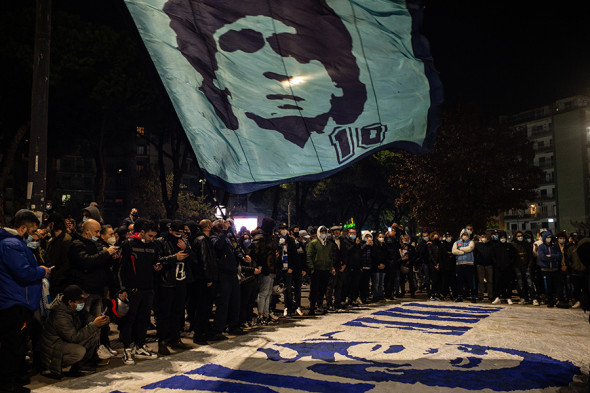 Un ultim omagiu. Celebritățile și fanii deplâng moartea lui Maradona (FOTO)