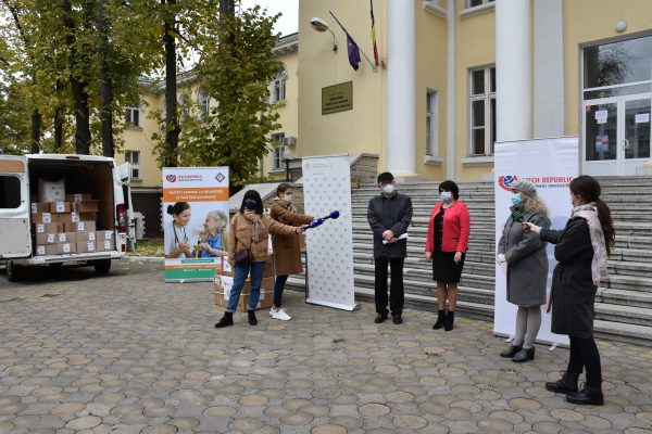 Чехия передала Молдове партию масок и защитных костюмов для медработников