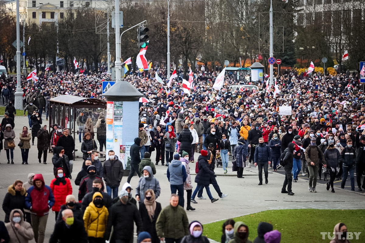 Demonstrație de comemorare a victimelor represiunilor staliniste la Minsk, încheiată cu rețineri și focuri în aer