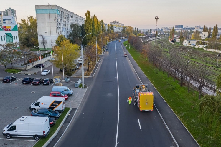 В Кишиневе на улице Албишоара начали наносить дорожную разметку (ФОТО)