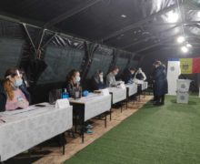 Secții de votare în corturi. Cum se desfăsoară alegerile în trei localități din țară