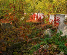 Morminte vandalizate în cimitirul evreiesc din Chișinău. Polițiștii caută făptașii