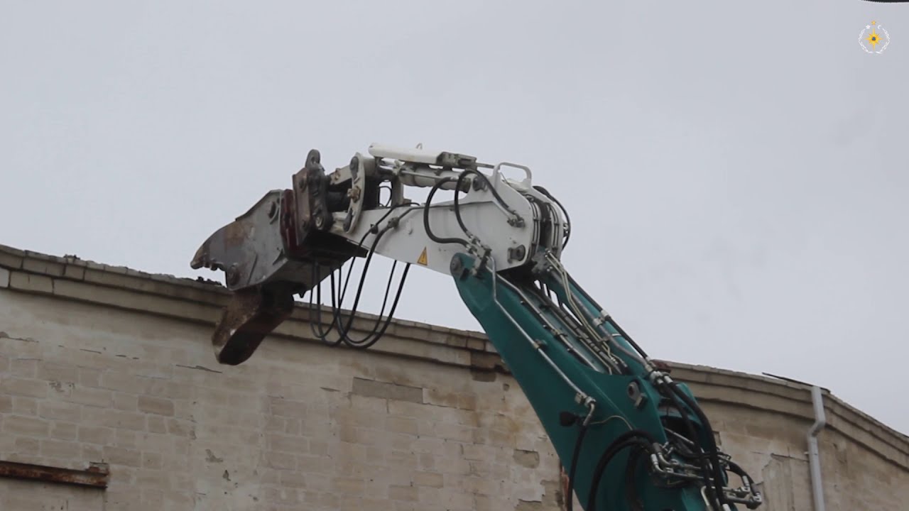 Au început lucrările de demolare a Filarmonicii Naționale. Trei unități de tehnică grea și mai mulți muncitori, la fața locului (VIDEO)