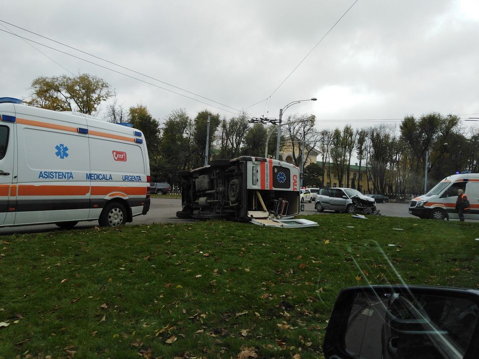 В Кишиневе машина скорой столкнулась с легковым автомобилем и перевернулась. Пострадали два человека (ФОТО)