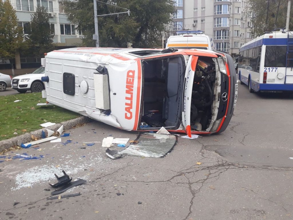 В Кишиневе машина скорой столкнулась с легковым автомобилем и перевернулась. Пострадали два человека (ФОТО)