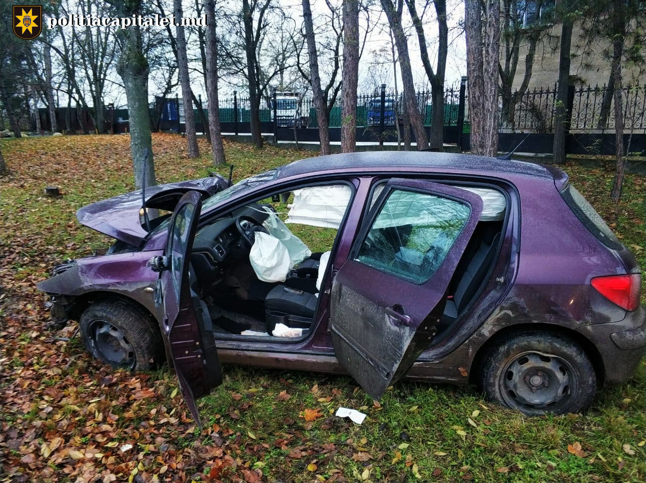 Un șofer beat s-a izbit cu mașina într-un pilon electric. Pasagera sa minoră a ajuns la spital (FOTO)