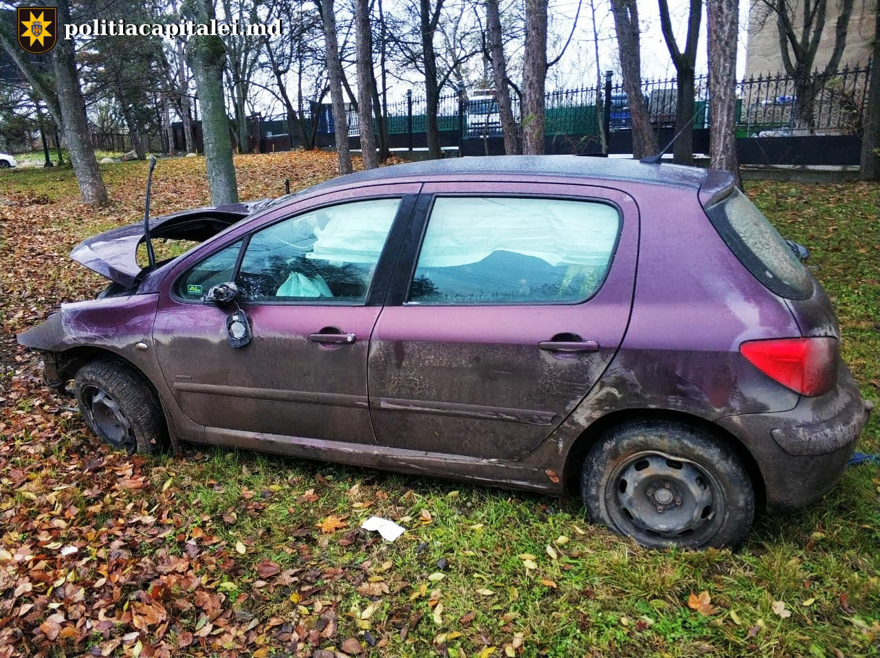 Un șofer beat s-a izbit cu mașina într-un pilon electric. Pasagera sa minoră a ajuns la spital (FOTO)