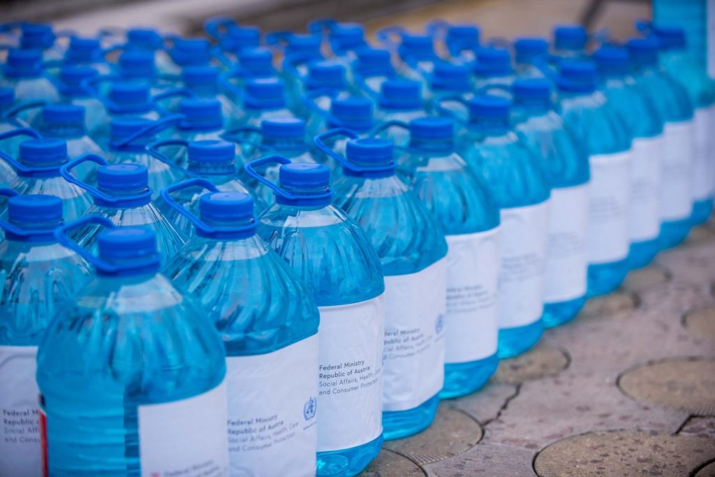 Austria a donat Moldovei 1000 de litri de dezinfectanți. Substanțele vor ajunge în 7 centre de plasament temporar pentru adulți și copii (FOTO)
