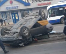 Авария в Кишиневе. На виадуке машина врезалась в другую и перевернулась (ВИДЕО)