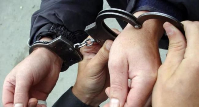 В Молдове пьяный водитель в наручниках угнал полицейский автомобиль -  NewsMaker