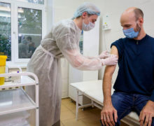 ​Ucraina a început vaccinarea anti-Covid-19