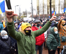 «Кто такой Додон, вы меня извините?» Как протестовали у парламента. Фоторепортаж NM