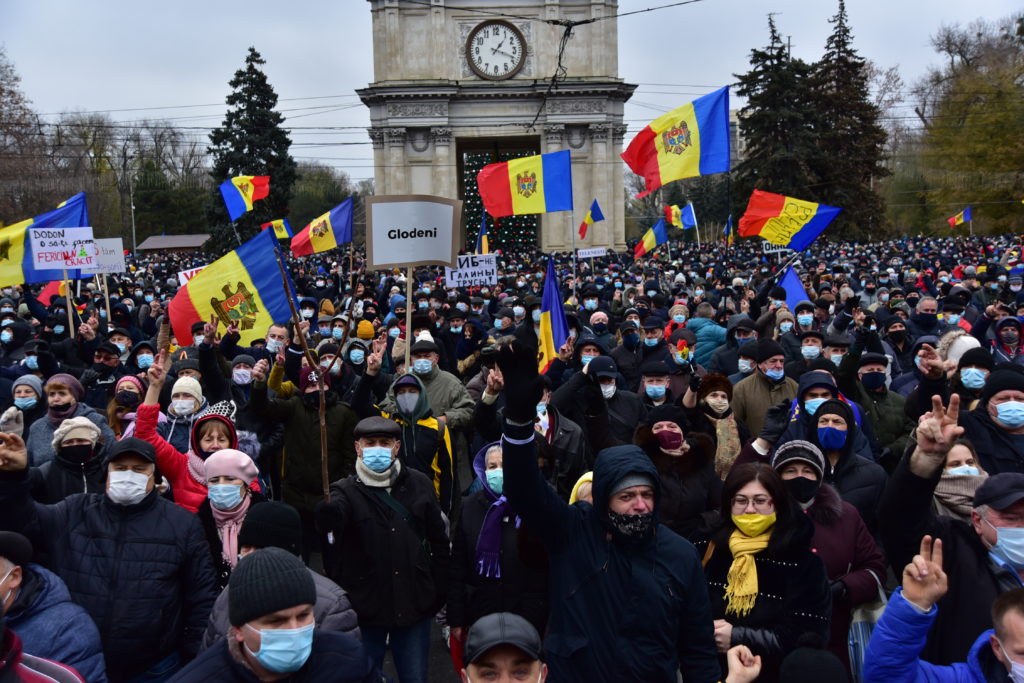 «Последнее предупреждение Додону». Как в Кишиневе протестовали за досрочные выборы. Фоторепортаж NM
