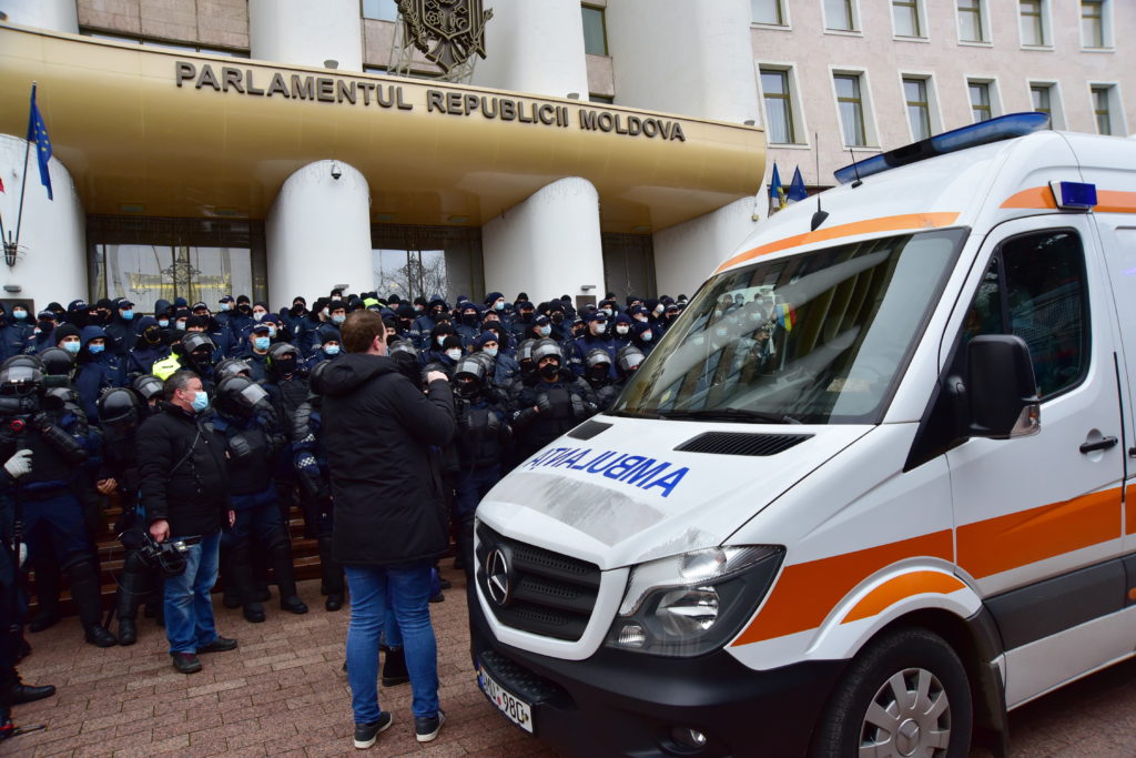 С тракторами — на парламент. Фоторепортаж NM с протеста фермеров в Кишиневе