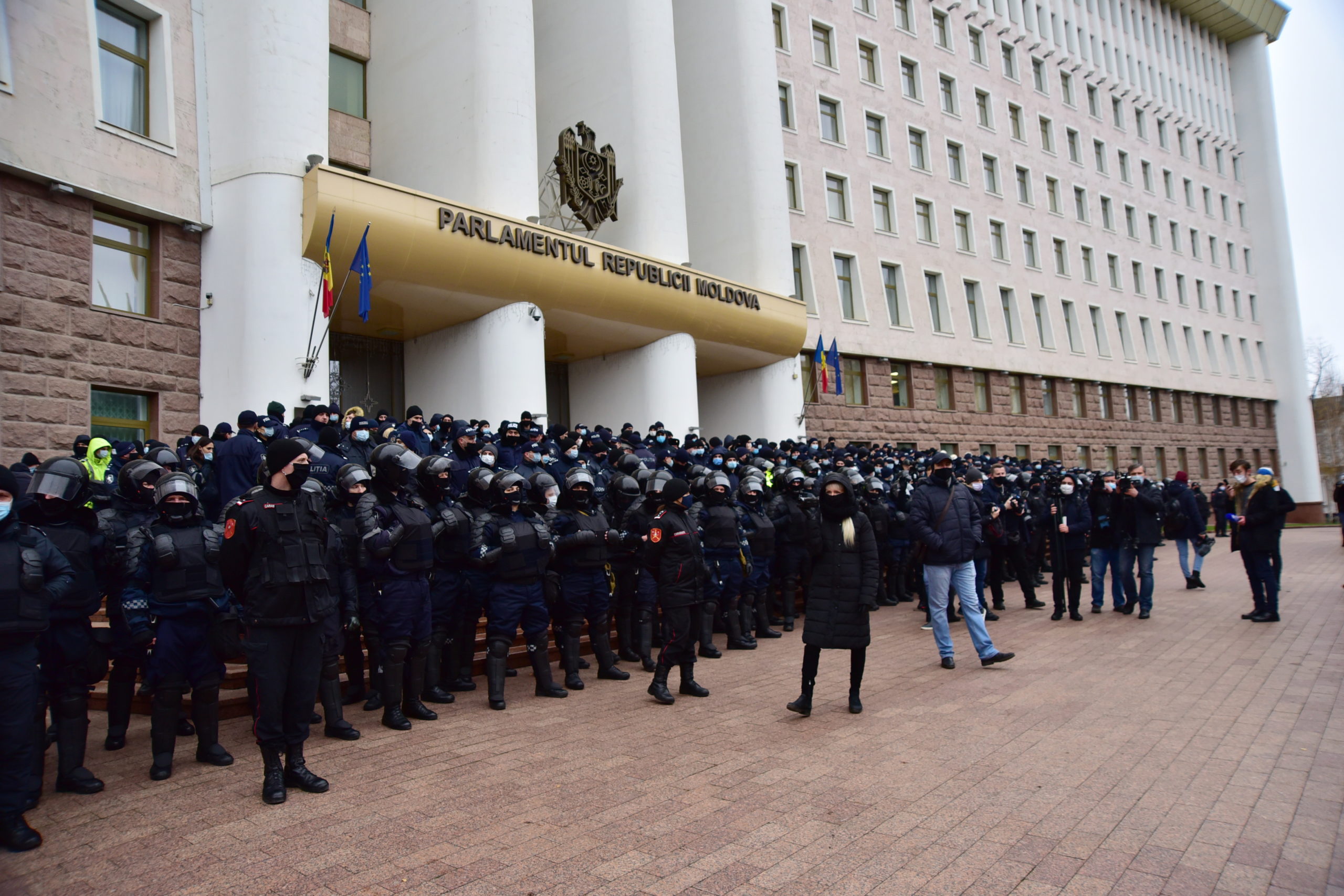 „Revoluția tractoarelor” din fața parlamentului, în imagini (FOTOREPORTAJ)