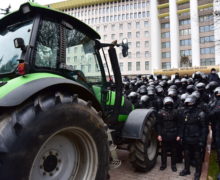 NM Espresso: о «штурмующих» парламент Молдовы тракторах, (не)падении правительства Кику и о снижении пенсионного возраста