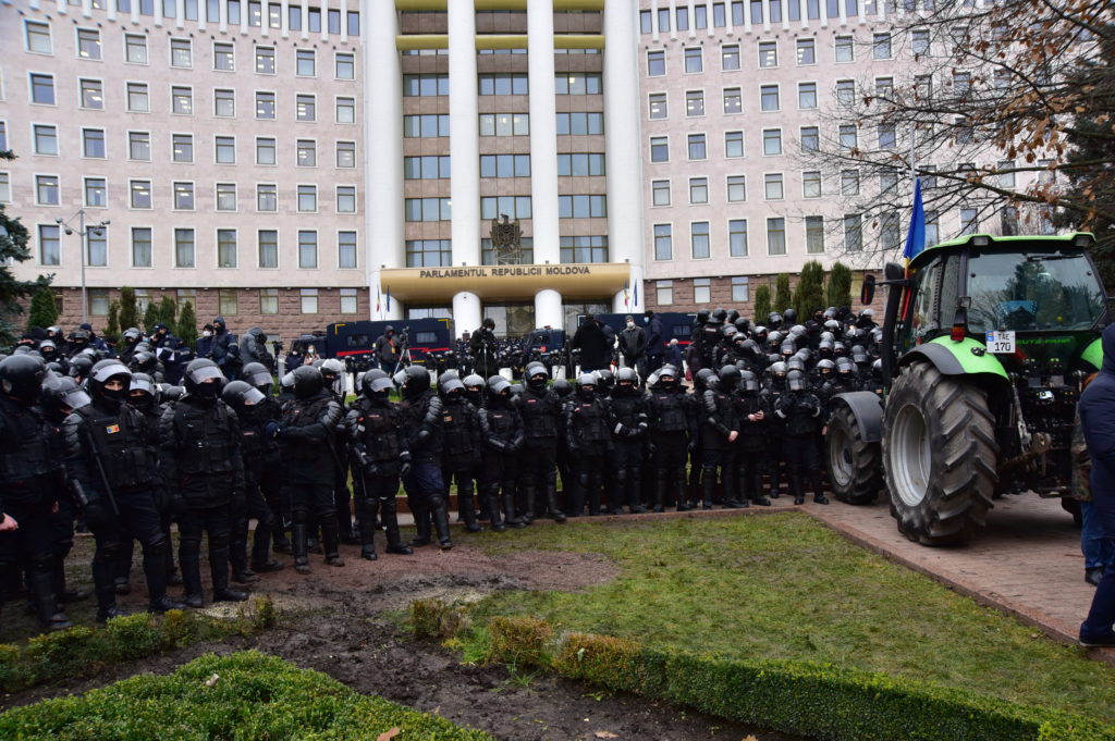 С тракторами — на парламент. Фоторепортаж NM с протеста фермеров в Кишиневе