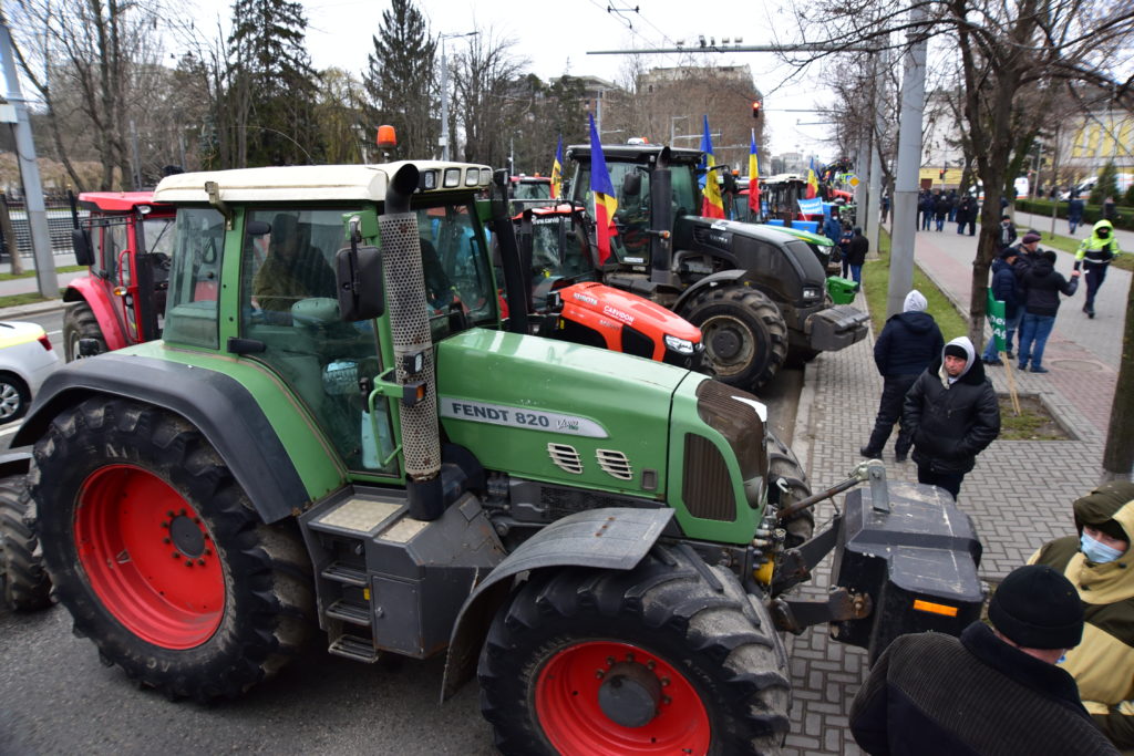 С тракторами — на парламент. Фоторепортаж NM с протеста фермеров в Кишиневе