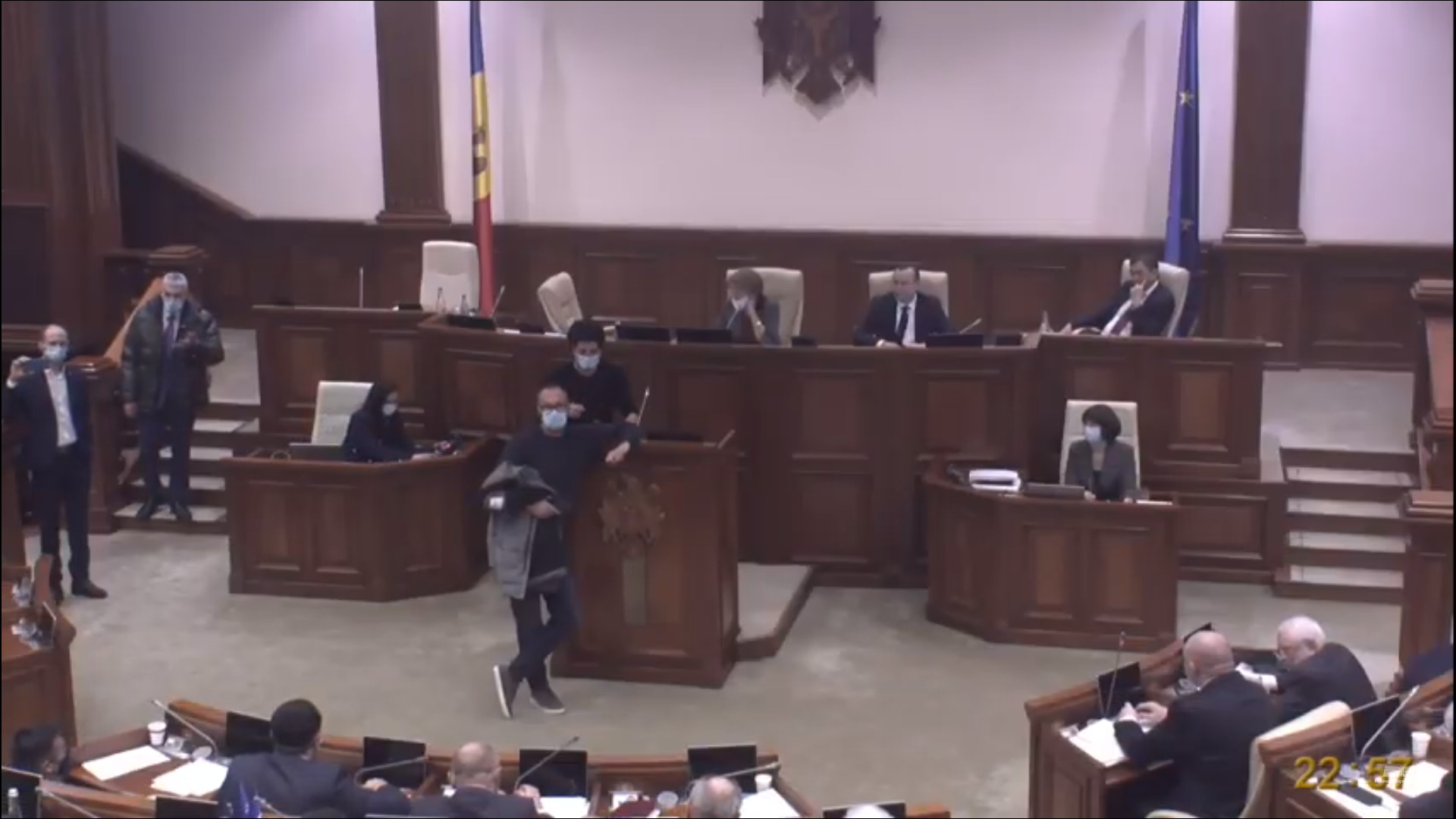 Slusari a ajuns la ședința nocturnă a legislativului: „Asistăm la mafiotizarea parlamentului”