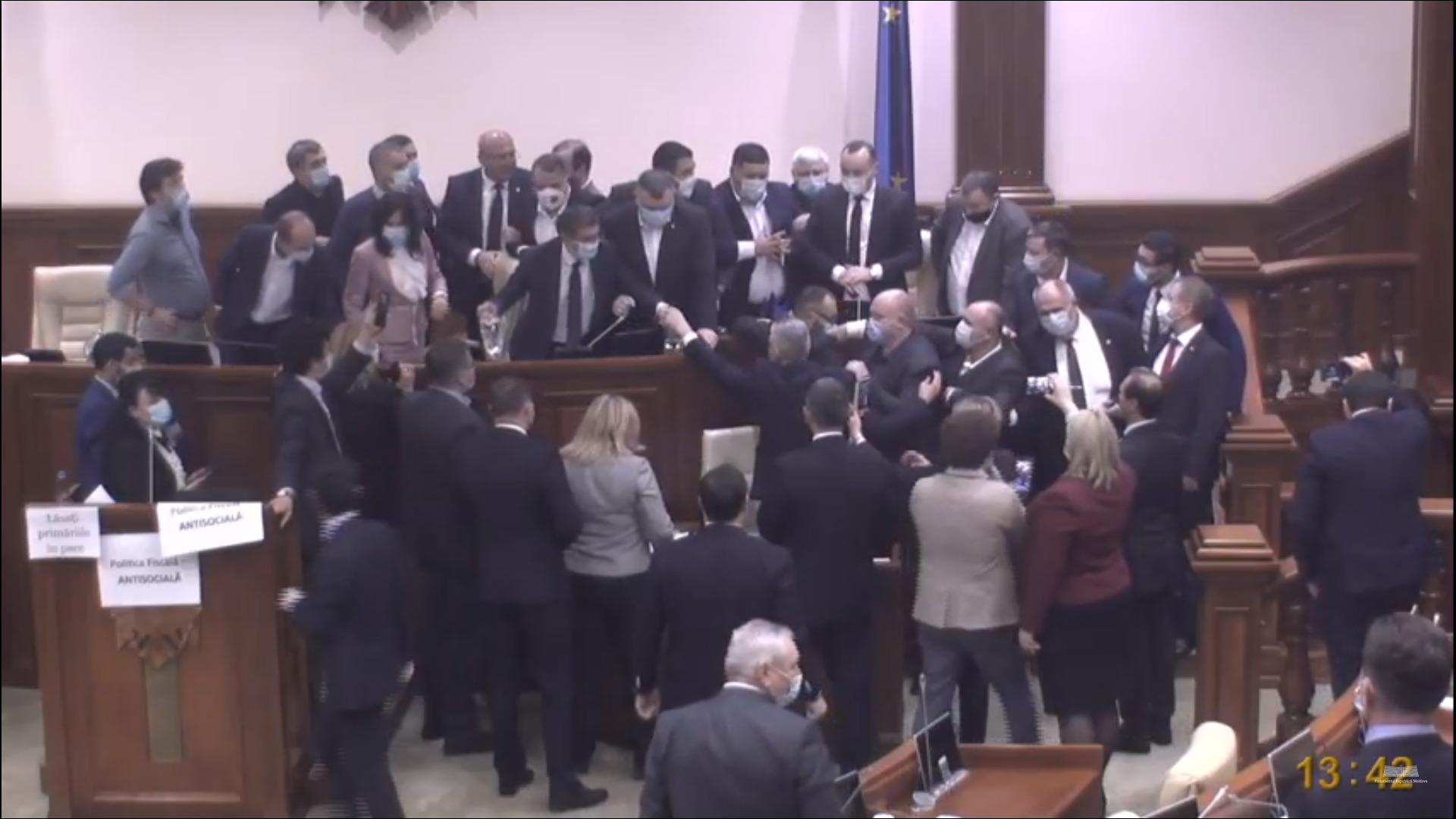 Bătrîncea, alungat de la tribuna de vicepreședinte al parlamentului. PSRM și „Pentru Moldova” au votat proiectele bugetar-fiscale (VIDEO)