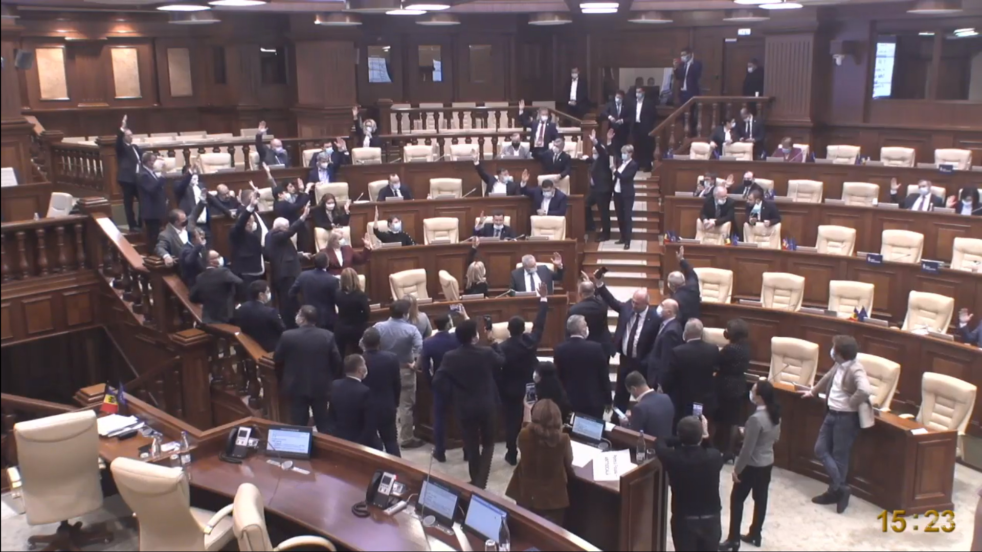 Legi votate pe bandă rulantă. PSRM și „Pentru Moldova” au votat în lectura finală trecerea SIS în subordinea parlamentului (FOTO)
