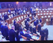 Социалисты и Pentru Moldova закрыли парламентскую сессию под крики «воры»