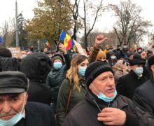 В Кишиневе проспект Штефана чел Маре перекрыт из-за протеста перед парламентом (ВИДЕО)