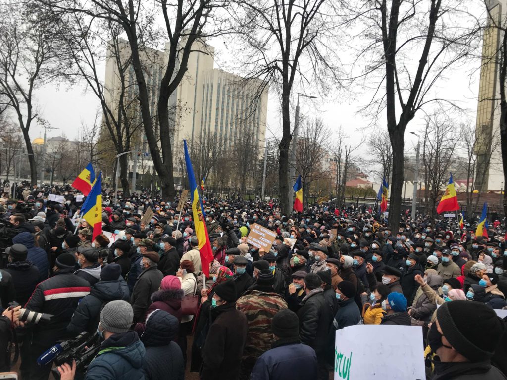 В Кишиневе проспект Штефана чел Маре перекрыт из-за протеста перед парламентом (ВИДЕО)