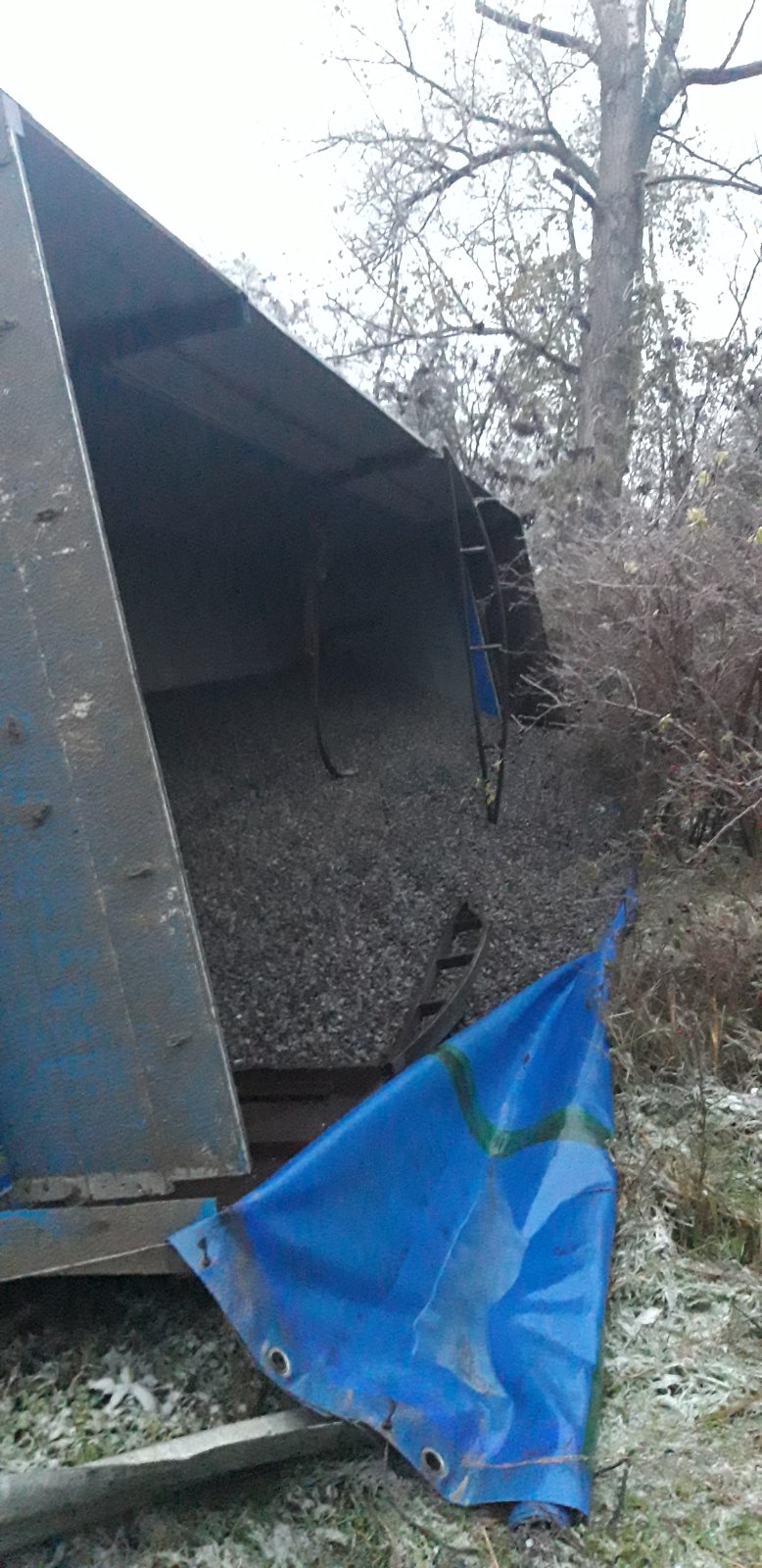 Un camion care transporta prundiș s-a răsturnat pe traseul Chișinău-Hîncești (FOTO)