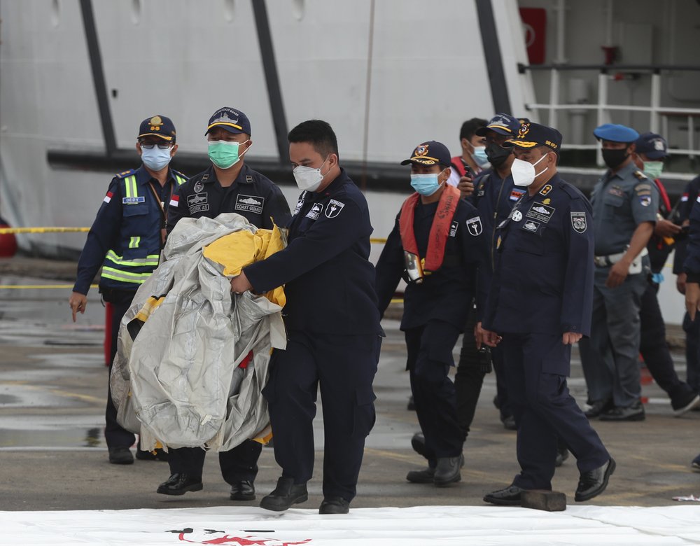 Avion prăbușit în Indonezia! Primele imagini cu epava în care erau 62 de oameni