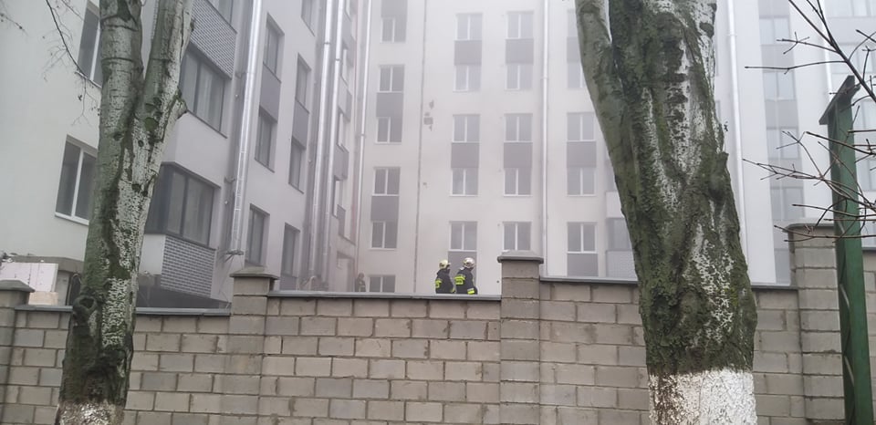 Incendiu într-un bloc de la Telecentru. La fața locului au ajuns opt echipaje de pompieri (FOTO)