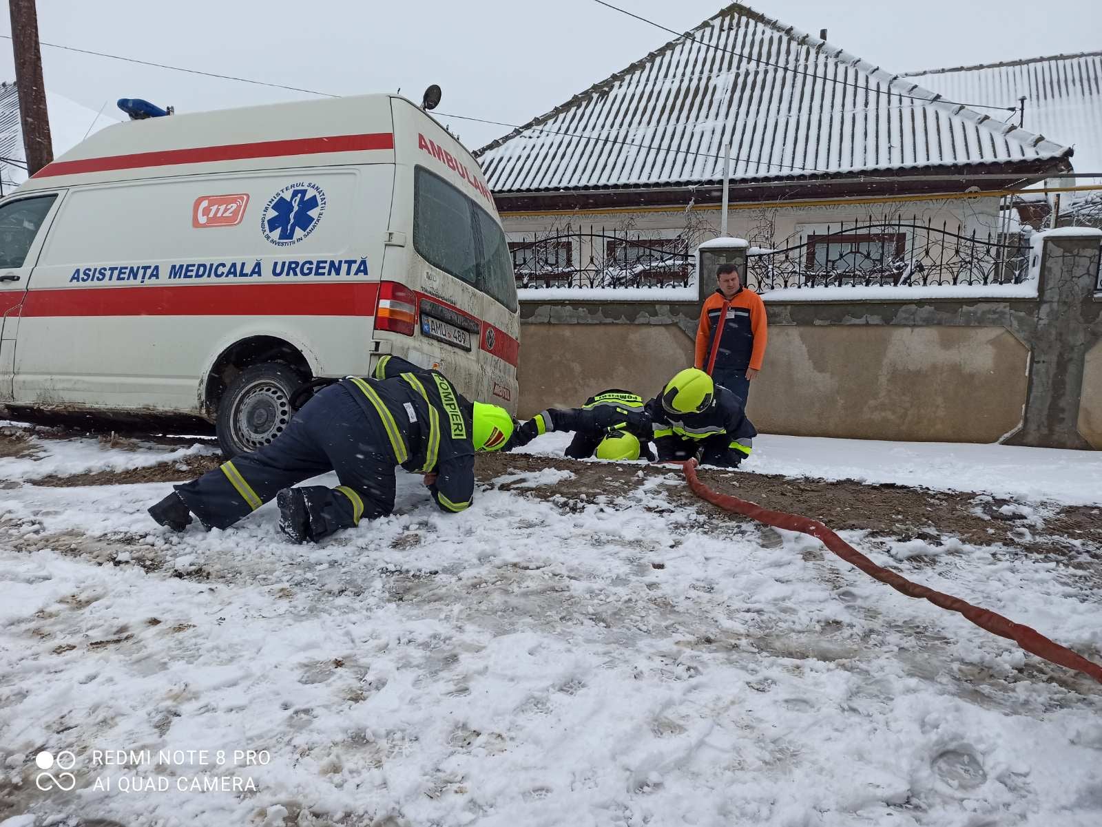 La Taraclia o ambulanță a derapat de pe traseu. În mașină se aflau echipajul medical și o pacientă (FOTO/VIDEO)