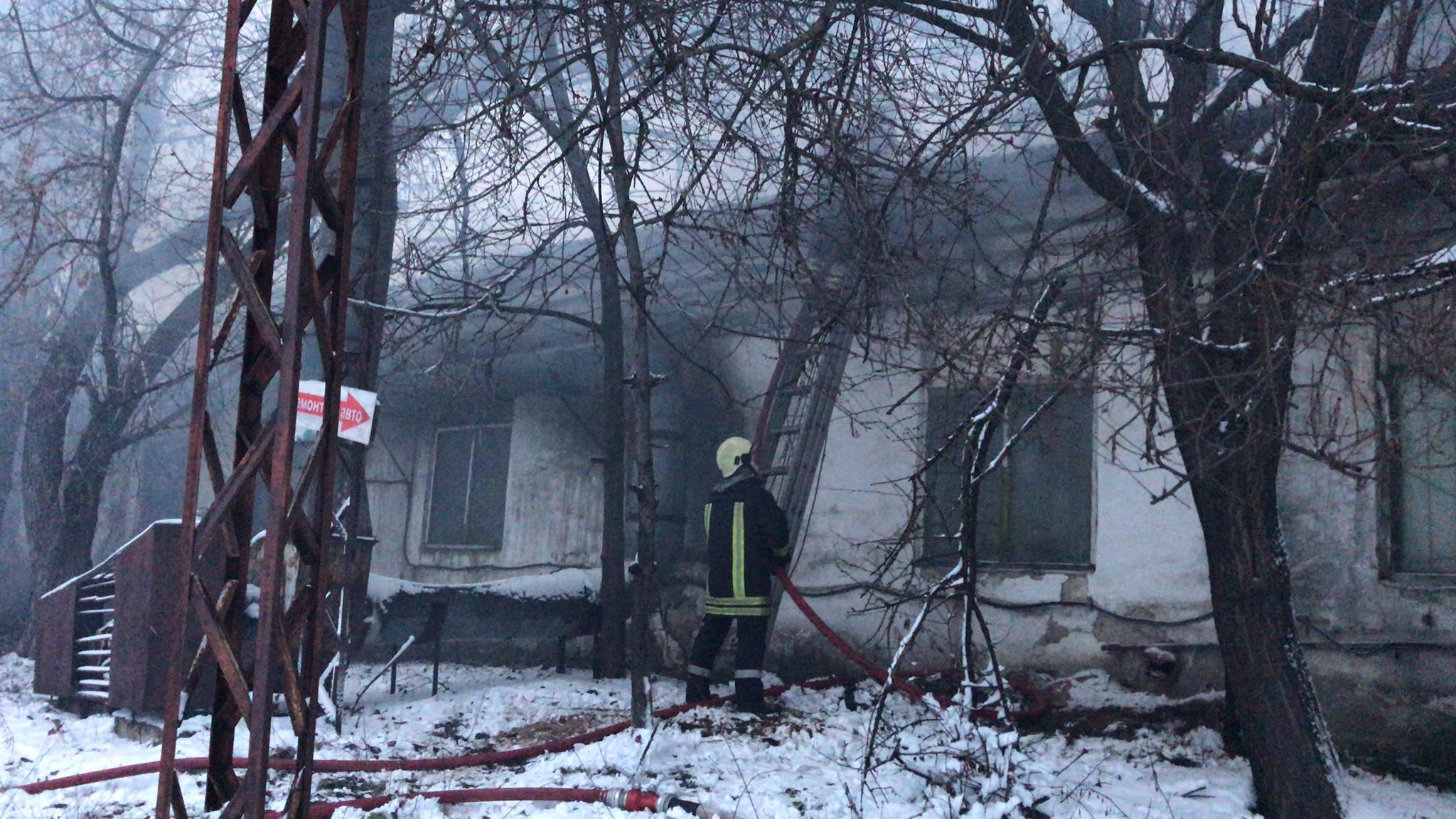 В Кишиневе на мебельной фабрике произошел пожар (ВИДЕО)