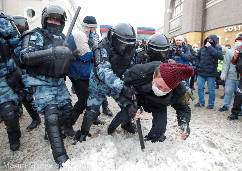 În timpul demonstrațiilor pro-Navalnîi poliția a făcut peste 4 400 de arestări. Un bărbat și-a dat foc în centrul Moscovei (LIVE)