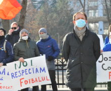 В Федерации футбола Молдовы переизбрали президента. Почему Демпартия устроила протест, и при чем тут €10 млн