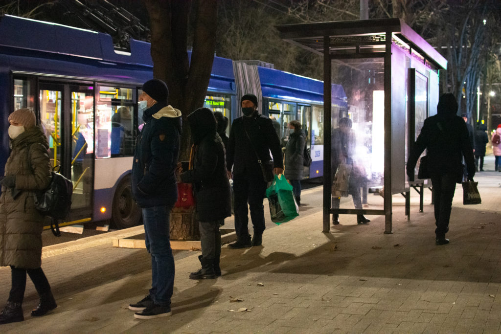 «Появятся и там урны». Мэр Кишинева Чебан ответил на критику новых остановок общественного транспорта