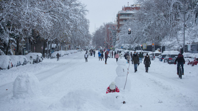 Spania: Furtuna de zăpadă a provocat deja patru decese, paralizând traficul şi blocând mii de persoane