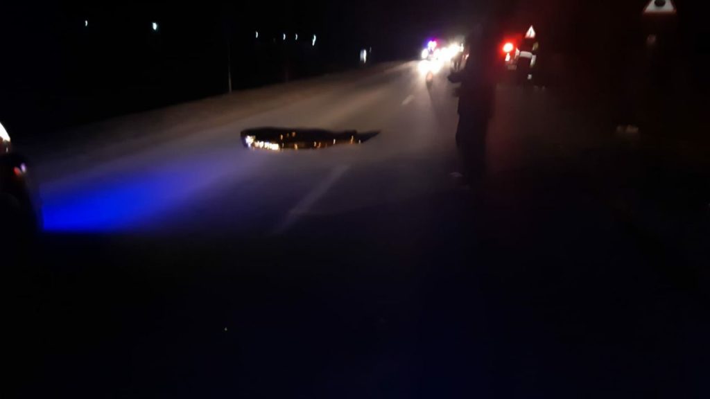 Accident mortal la Ungheni. Un șofer a lovit cu mașina un pieton care mergea pe mijlocul drumului (FOTO)