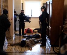 В Вашингтоне охрана Капитолия выстрелила в протестующую. Она в критическом состоянии