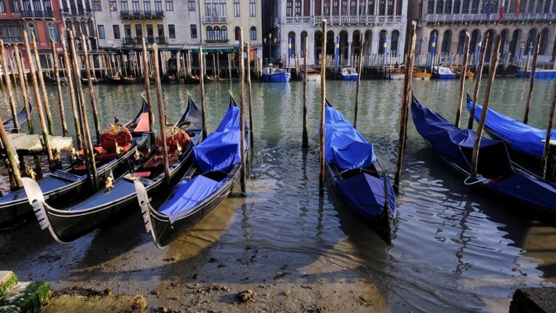 В Венеции значительно снизился уровень воды в каналах (ФОТО)