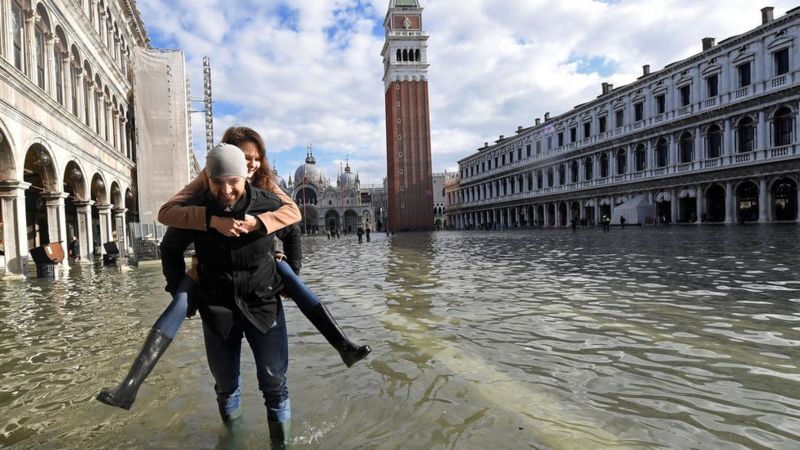 В Венеции значительно снизился уровень воды в каналах (ФОТО)