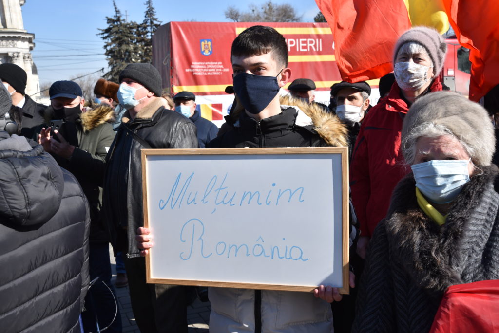 Reportaj FOTO. Cum a fost întâmpinat lotul de ajutor umanitar oferit de România