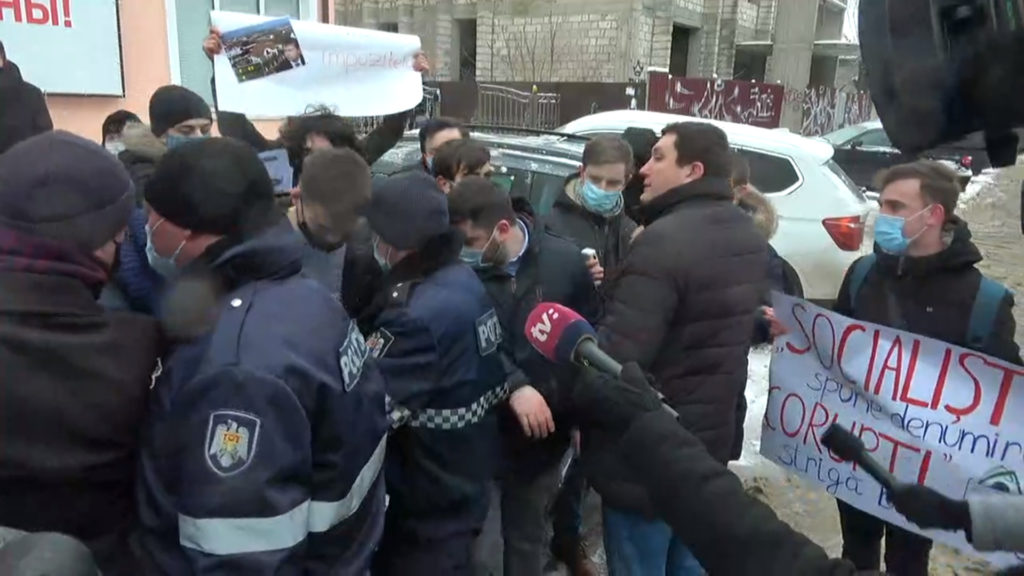 Tinerii din PAS au organizat un flashmob în fața sediului PSRM. Reacția lui Odnostalco (VIDEO)
