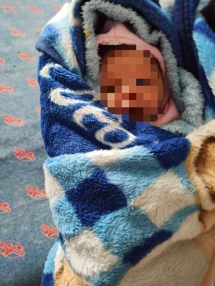 Un bebeluș a fost abandonat în scara unui bloc din Chișinău (FOTO)