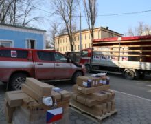 Чехия передала Молдове партию экипировки для медработников, контактирующих с больными коронавирусом